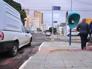 A falta de vagas não é desculpa para motoristas que param até bloqueando rampa de acesso aos cadeirantes. (Foto: João Garrigó)