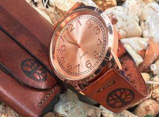 É possível encontrar relógios completos a partir de R$ 70 ou apenas a pulseira por R$ 50.