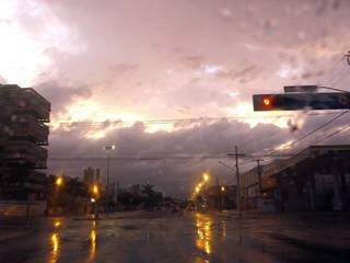 A previsão se confirmou e o dia amanheceu garoando em Campo Grande.  (Foto: Saul Schramm)