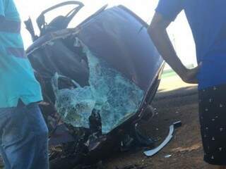 Veículo Fia Uno ficou completamente destruído em acidente (Foto: Direto das Ruas)