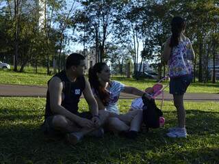 Lucrécia com a filha e o marido aproveitando o sábado no Parque (Foto: Mariana Lopes)