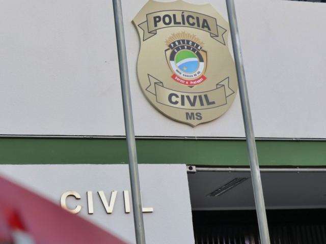 Em falsa corrida por aplicativo, dupla arremessa motorista de carro 