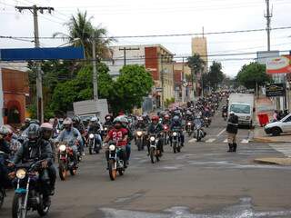 Motociclistas atravessam Rua 14 de Julho, região central da Capital. (Foto: Pedro Peralta)