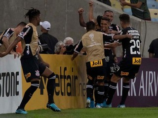 Equipe técnica comemorando com Pedrinho, autor do primeiro gol em campo. (Foto: Daniel Augusto Jr/Agência Corinthians) 