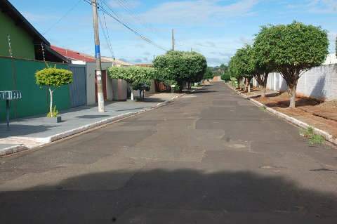  Bandidos invadem casa, agridem e torturam vítimas para roubar veículos 