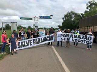 Grupo protestou na rodovia contra obra com denúncia de poluir Rio Paraná (Foto: Divulgação/Costa Leste News)