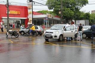 Acidente aconteceu na esquina da avenida Afonso Pena com a rua Bahia.(Foto: Marcos Ermínio)