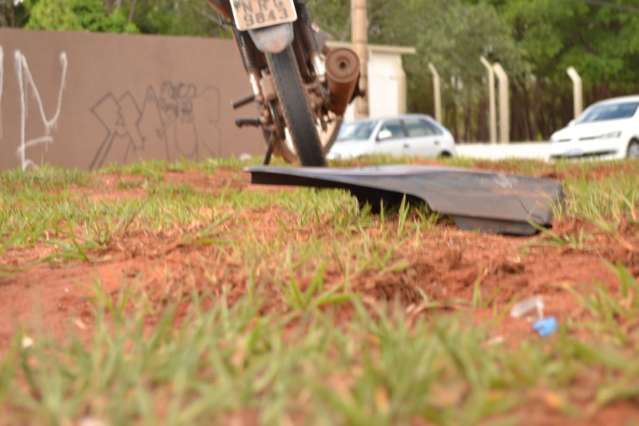 Motorista avan&ccedil;a preferencial e colide com moto; dois ficaram feridos