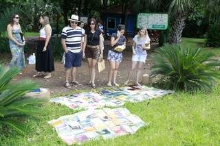 Organizada por rede social, troca de livros no Itanhangá reuniu vários leitores (Foto: Cleber Gellio)