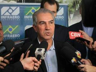 Governador Reinaldo Azambuja durante evento no aeroporto de Campo Grande (Foto: Marina Pacheco)