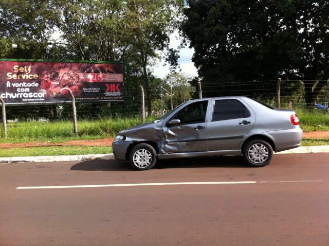  Placa de sinaliza&ccedil;&atilde;o &eacute; derrubada em colis&atilde;o entre dois ve&iacute;culos