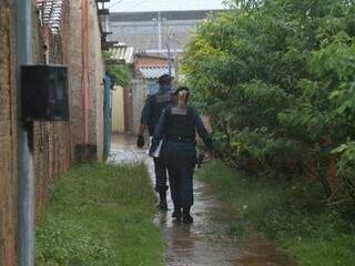 Polícia Militar no local onde a mulher foi encontrada morta (Foto: Marcus Ermínio) 
