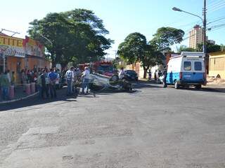 Acidente aconteceu no cruzamento das ruas Pernambuco e Padre João Crippa. (Foto: Rodrigo Pazinato)