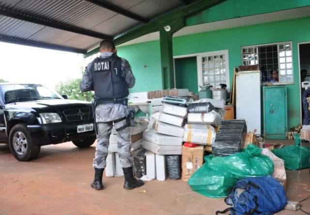 Ap&oacute;s persegui&ccedil;&atilde;o, 3 pessoas s&atilde;o presas com 1,2 tonelada de maconha 