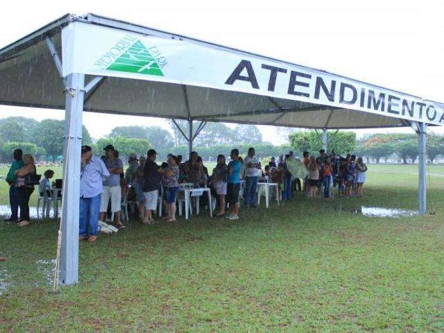 Ap&oacute;s amea&ccedil;a de temporal, ventos trazem chuva fraca no fim da manh&atilde; 