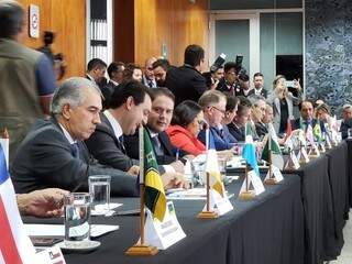 Governador Reinaldo Azambuja, à esquerda, ao lado de representantes de outros estado, durante reunião nesta terça-feira (dia 26). (Foto: Clodoaldo Silva/Governo do Estado).