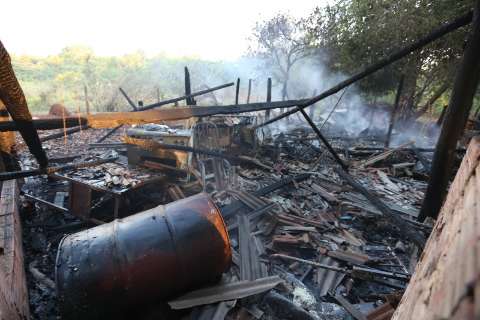 Lamparina acesa pode ter provocado incêndio que destruiu barraco