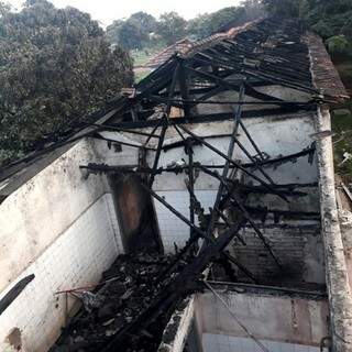 Galpão ficou completamente destruído (Foto: Divulgação/Bombeiros) 