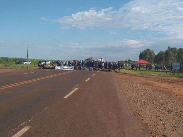 Rodovia &eacute; liberada ap&oacute;s 3h30 de protesto de professores e sem-terra