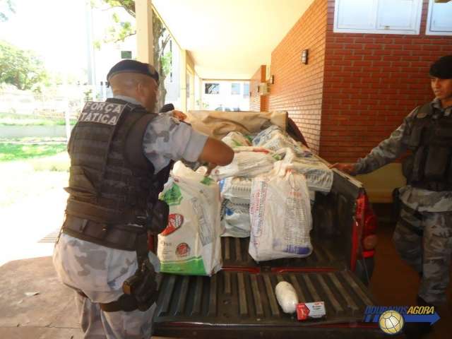 Motorista fura bloqueio e PM flagra meia tonelada de maconha em caminhonete