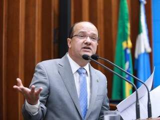 Deputado José Carlos Barbosa (DEM) durante discurso na Assembleia Legislativa de MS. (Foto: João Garrigó).