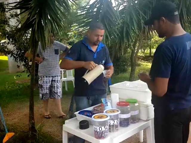 Fila para cadastrar biometria garante renda extra a vendedores ambulantes