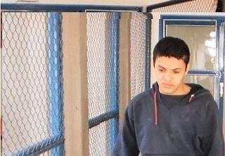 Dionathan Celestrino, agora, tem 21 anos. Apelidado de &quot;Maníaco da Cruz&quot;, está sendo procurado desde quando fugiu da Unei de Ponta Porã