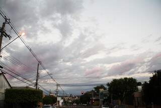 O tempo amanheceu entre nuvens, em Campo Grande. (Foto: Marcos Ermínio) 