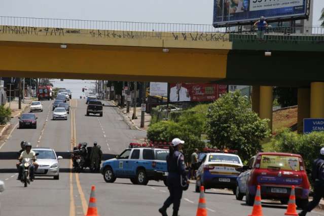 Pr&oacute;ximo a local de prova, jovem tenta suic&iacute;dio e se joga de viaduto 