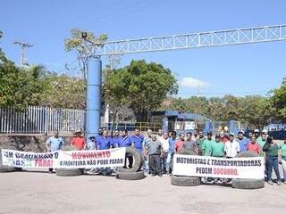 Motoristas e empresários fecharam a fronteira entre Corumbá e Arroyo Concepción. (Foto: Anderson Gallo/Diário Corumbaense)