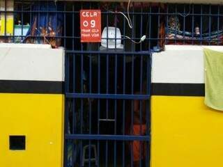 De simples piada, detentos chamaram a atenção para estoque de celulares que mantinham (Foto: Divulgação)