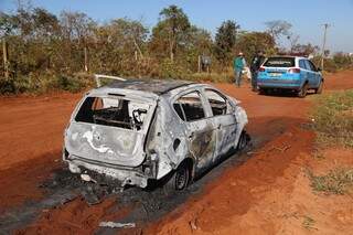 Veículo da vítima foi encontrado pela polícia, completamente queimado (Foto: Fernando Antunes)