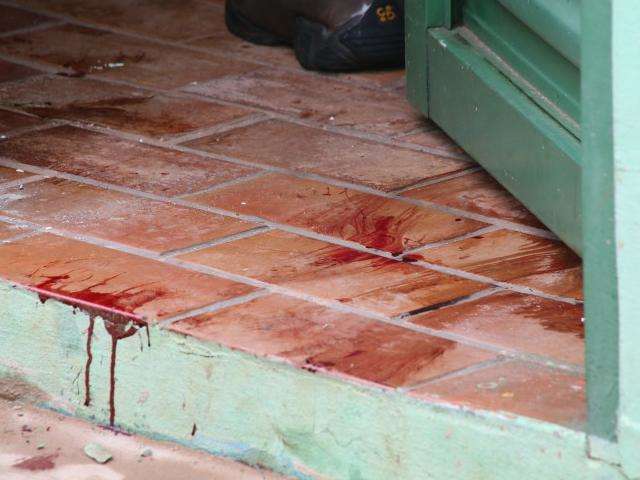 Pol&iacute;cia ainda n&atilde;o prendeu suspeito de matar idoso a golpes de barra de ferro