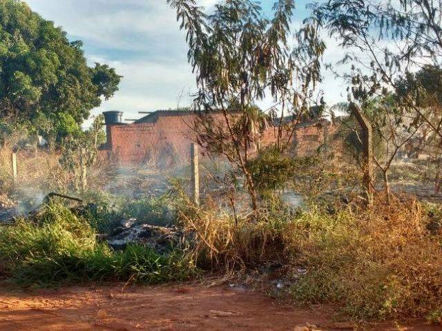 Pela 2&ordf; vez em dez dias, bombeiros s&atilde;o chamados para combater fogo em terreno 