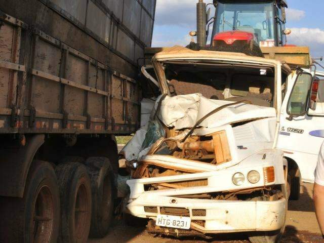 Acidente com dois caminh&otilde;es deixa motorista preso em ferragens