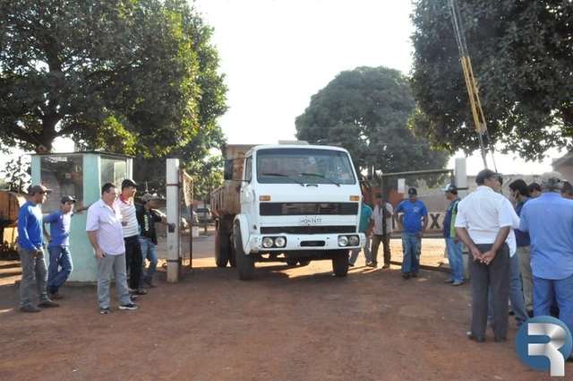 Servidores n&atilde;o recebem hora extra e fazem manifesta&ccedil;&atilde;o em Sidrol&acirc;ndia 