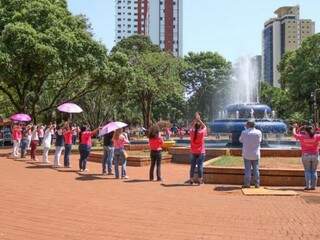 Durante ação os participantes deram abraço em alusão a campanha Outubro Rosa (Foto: Marcos Maluf)
