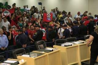 Sessão é encerrada por falta de segurança na Câmara Municipal (Foto: Cleber Gellio)