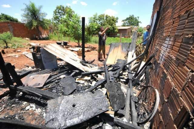 Sem bombeiros, vizinho usa balde para apagar fogo na casa de aposentado