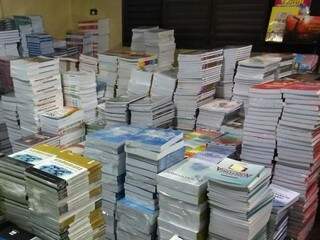 Professor ganha muitos livros e repassa incentivando a leitura. (Foto: Divulgação)