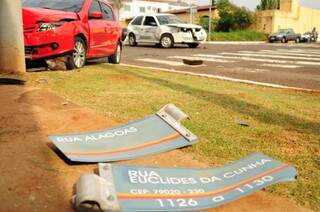 Com o impacto da batida, carro foi parar em cima de calçada e derrubou as placas com os nomes das ruas. (Foto: Rodrigo Pazinato)