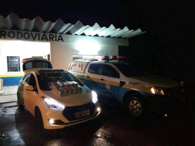 Flagrado com R$ 400 mil em coca&iacute;na, homem tenta se matar em viatura 