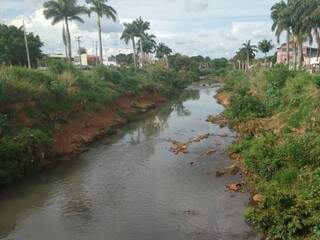 Está prevista a execução de obras de recomposição das margens do Rio Anhanduí para o controle de enchentes (Foto: Marcos Ermínio)