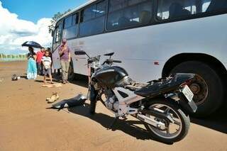 Acidente em ônibus e moto deixou militar de 20 anos gravemente ferido. (Foto: Fernando Antunes)