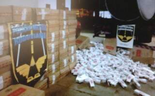 Caixas de cigarris que estavam escondidas em caminhão. (Foto: Divulgação)