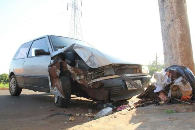 Motorista sofre traumatismo craniano ao colidir com poste no Caiob&aacute;