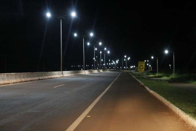 Obra custa R$ 35 milh&otilde;es, est&aacute; parada e rodovia continua no escuro