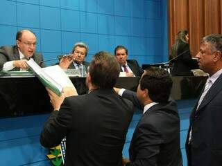 Deputados conversando sobre a emenda para a Uems durante a sessão desta terça-feira (Foto: Victor Chileno/ALMS)