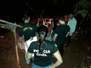 Policiais e peritos no local onde o morador foi encontrado morto. (Foto: Rio Brilhante em Tempo Real) 