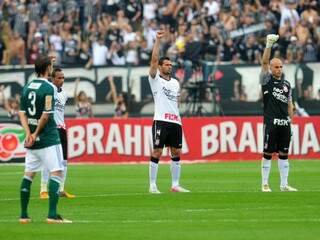 Jogadores do Corinthians homenageiam Sócrates antes da partida. (Foto: Terra)